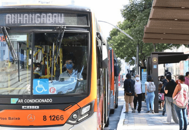 Imagem da noticia SBT News na TV: Greve de ônibus em SP é suspensa; Dólar sobe e chega a R$ 5,70
