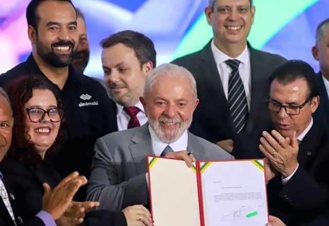 Imagem da noticia SBT News na TV: Lula assina projeto que regulamenta trabalho de motoristas de aplicativo
