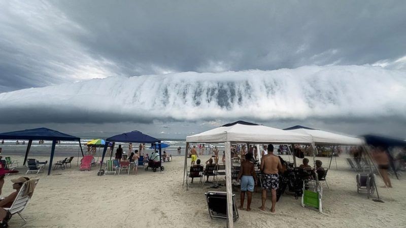 Imagem da noticia Nuvem rolo 'engole' praia no litoral de SP e impressiona banhistas