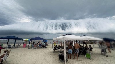 Nuvem rolo 'engole' praia no litoral de SP e impressiona banhistas; veja vídeo