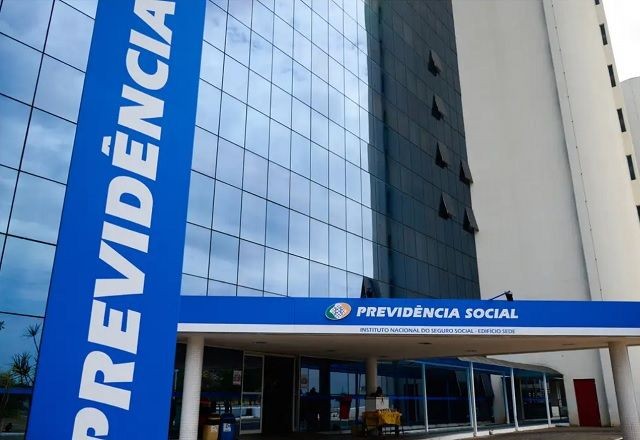 Governo entra com ação no STJ para pausar greve no INSS