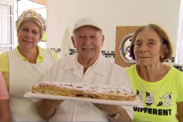 Idoso faz sucesso na internet vendendo doce tradicional da Áustria