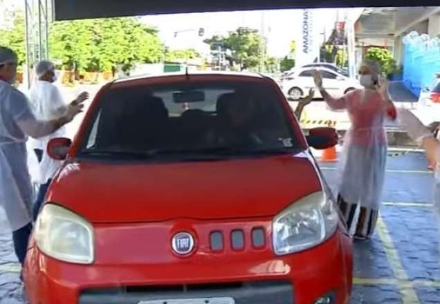 Imagem da noticia Igreja faz "drive-thru" da oração em Manaus