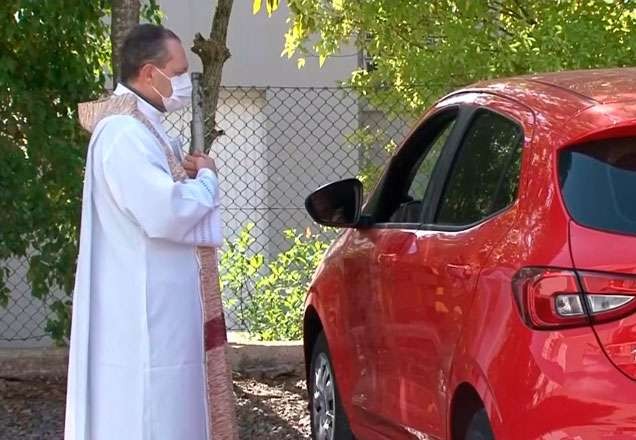 Igreja gaúcha realiza confissão de fiéis em sistema de drive thru