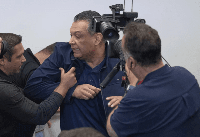 Imagem da noticia Senador democrata é algemado durante coletiva do governo Trump; veja vídeo 