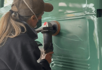 Mulheres ganham espaço na restauração de carros antigos no Rio Grande do Sul