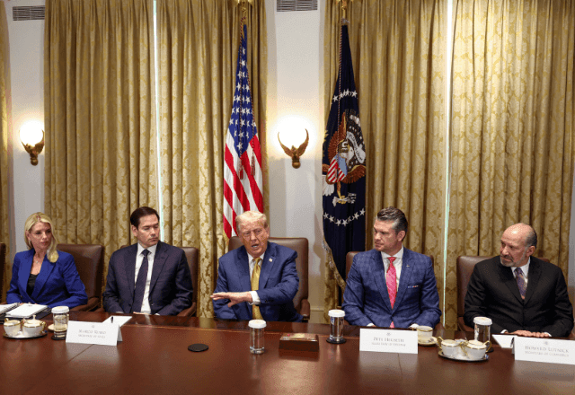 Imagem da noticia Trump ameaça Brics com tarifa de 10% e critica Putin por guerra na Ucrânia