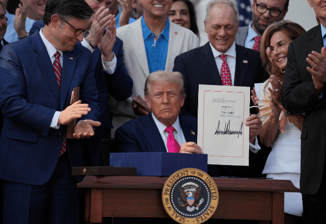 Imagem da noticia Trump sanciona lei orçamentária que corta impostos e aumenta gastos
