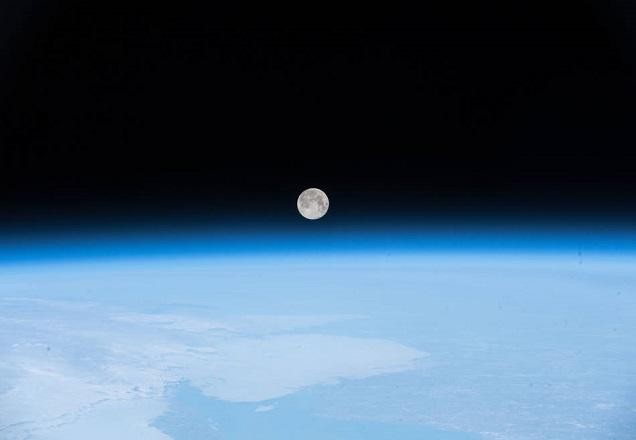 Tão longe, tão perto: água na Lua e como os "ETs nos veriam"