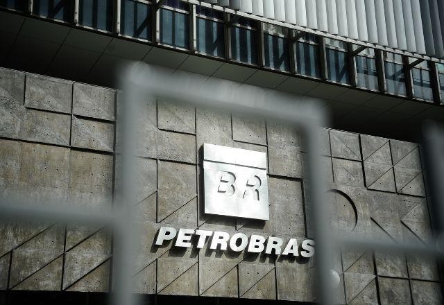 Na mira de políticos, Petrobras fecha o dia em desvalorização