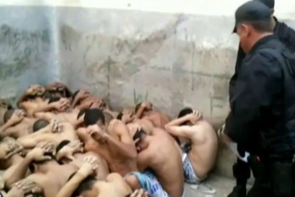 Imagens flagram agentes torturando detentos em presídio de Goiás
