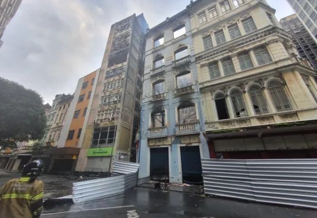 Imagem da noticia Incêndio atinge casarões no bairro do Comércio em Salvador