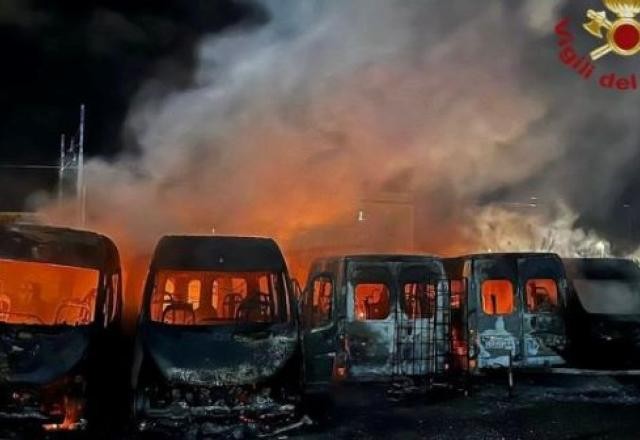 Incêndio destrói 22 ônibus escolares em Roma