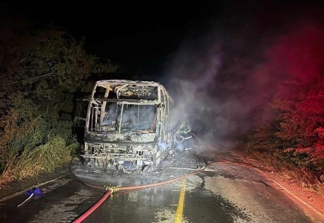 Incêndio destrói ônibus com 19 passageiros dentro em Minas Gerais
