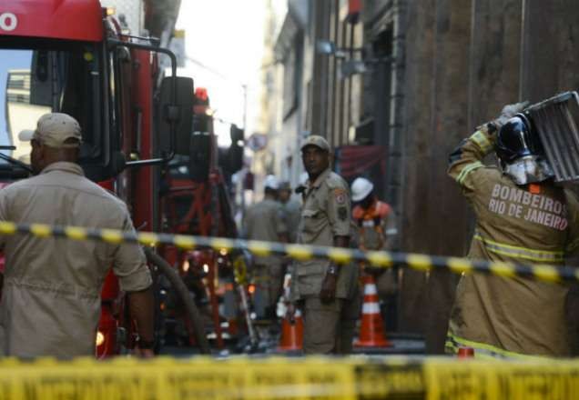 Incêndio em bar mata três bombeiros e deixa três feridos no RJ