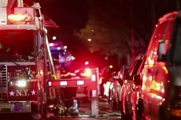 Incêndio em prédio residencial de Nova York mata 12 pessoas