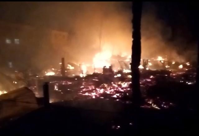 Incêndio destrói 250 casas em comunidade do Rio de Janeiro