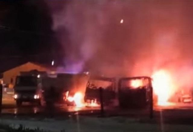 Criminosos invadem e incendeiam prefeitura de Campo Magro (PR)