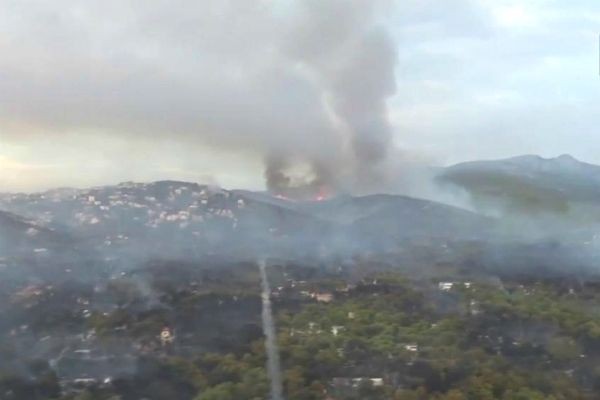 Incêndio florestal deixa 74 mortos e mais de 180 feridos na Grécia