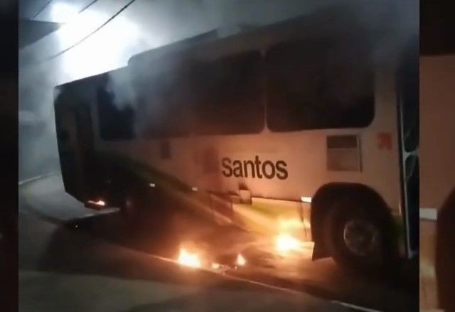 Ônibus são incendiados em Santos (SP), e motorista fica ferido