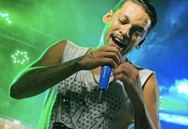 Imagem da noticia Ônibus do cantor Devinho Novaes tomba em Alagoas; saxofonista morre
