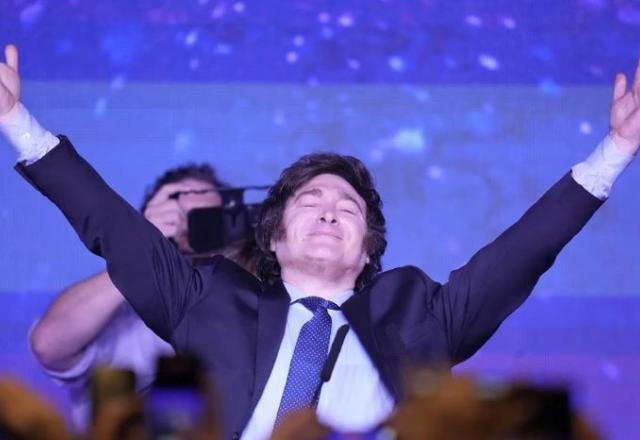 Poder Expresso: Quem é Javier Milei, candidato de direita que lidera eleições primárias na Argentina