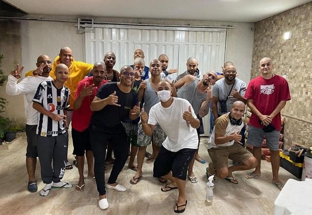 Imagem da noticia Vídeo: amigos raspam cabelo em solidariedade a jovem com câncer raro