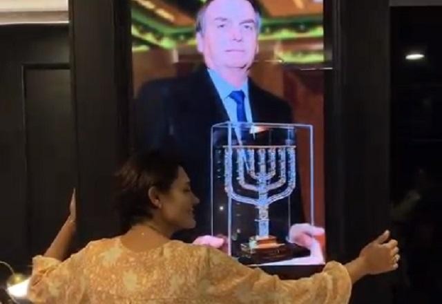 Imagem da noticia Vídeo: primeira-dama abraça foto de Bolsonaro em viagem a Israel