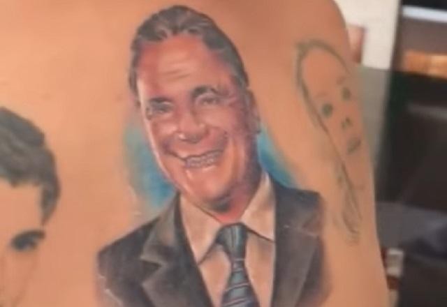 Imagem da noticia Senador Jorge Kajuru tatua rosto de Alvaro Dias nas costas