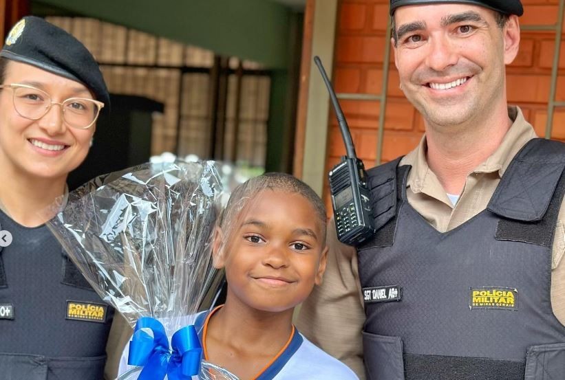 Imagem da noticia Menino acha celular na rua e comove ao entregar para a polícia: "é o certo a se fazer"
