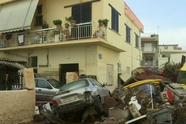 Inundações matam 16 pessoas e deixam outras 23 feridas na Grécia
