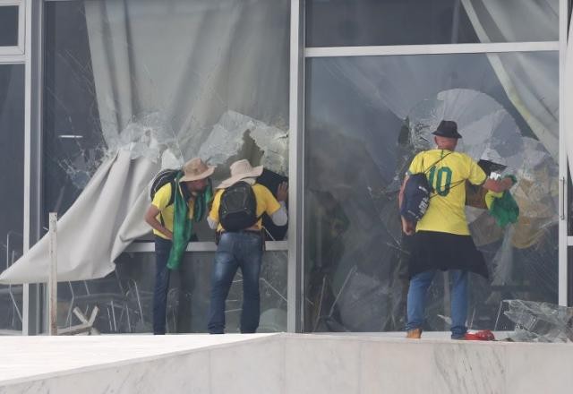 Imagem da noticia Rosa Weber: STF atuará para que "terroristas sejam exemplarmente punidos"