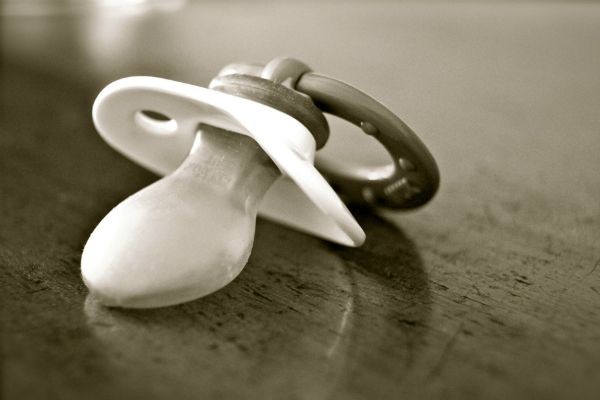 Imagem da noticia Irmão deixa celular gravando e flagra babá agredindo bebê de 7 meses