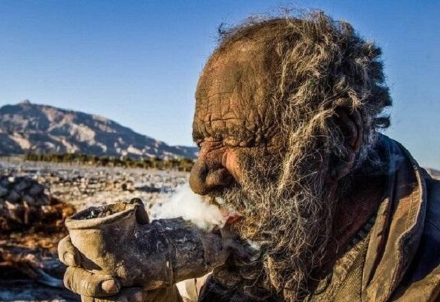 Homem conhecido como "o mais sujo do mundo" morre meses após tomar banho