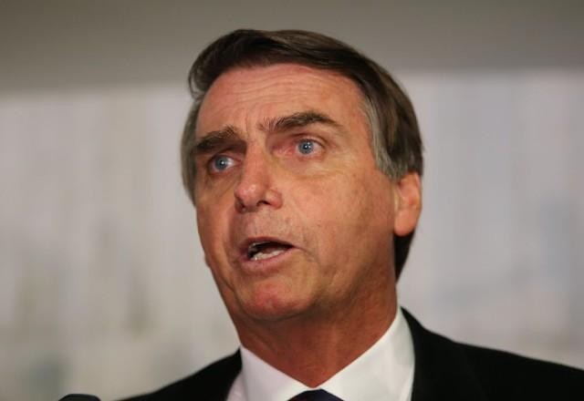 Flávio Dino multa Bolsonaro por não usar máscara e aglomerar no MA