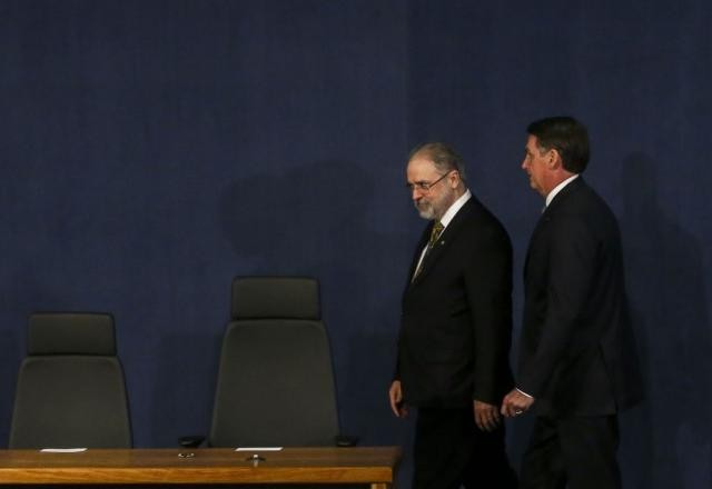 Imagem da noticia PGR terá que explicar relatório que nega interferência de Bolsonaro na PF