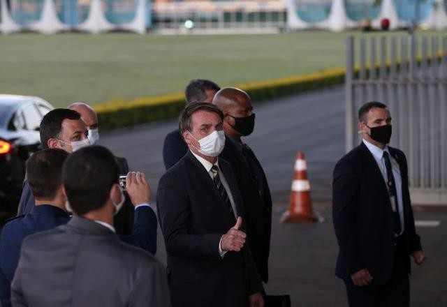 Imagem da noticia Bolsonaro acusa Aziz de corrupção; senador rebate e desafia o presidente