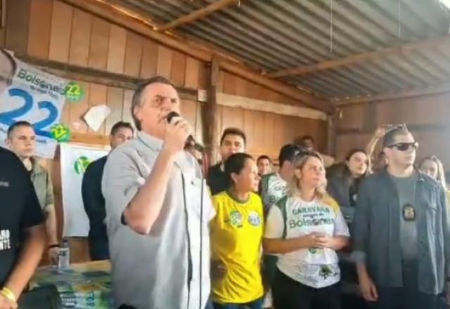 Imagem da noticia Bolsonaro visita assentamento no Distrito Federal com ex-integrantes do MST