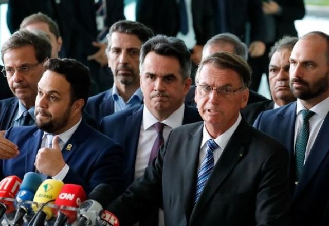 Imagem da noticia Cármen Lúcia envia para Justiça do DF pedidos de investigação contra Bolsonaro