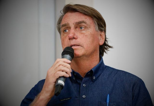 Imagem da noticia Bolsonaro fala em perseguição e questiona se é crime dormir em embaixada