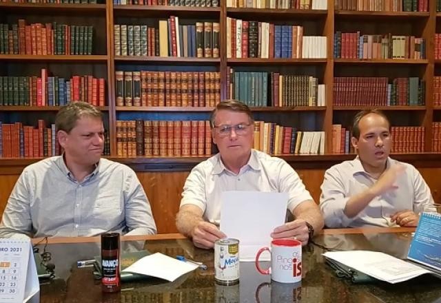 Imagem da noticia Criticando isolamento, Bolsonaro diz que brasileiro "não tem medo do perigo"