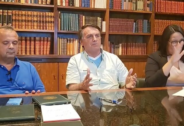 Bolsonaro associa compra de vacinas da Pfizer a Pazuello e critica CPI