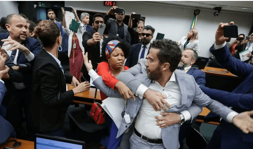 Imagem da noticia Câmara agiliza suspensão de mandatos para conter brigas entre deputados