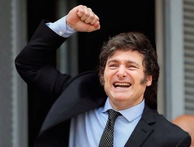 Imagem da noticia Milei aumenta próprio salário e recua de medida após críticas