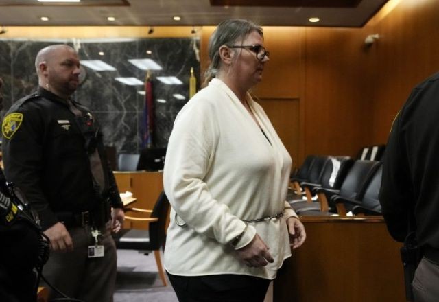 Imagem da noticia Mãe de atirador nos EUA é condenada por homicídio culposo após dar arma ao filho