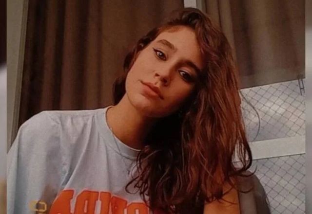 Imagem da noticia Mulher morre ao bater moto em caminhão e ser arrastada por 50 metros