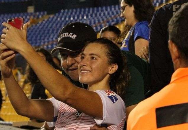 Imagem da noticia Jogadora de futebol é assediada durante selfie e torcedor é banido no México