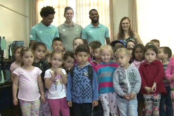 Imagem da noticia Jogadores da Chapecoense vistam creche invadida por caminhonete