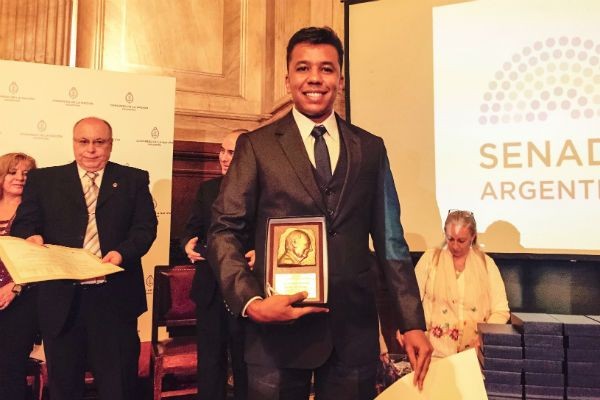 Jornalista do SBT recebe prêmio por contribuição para o desenvolvimento da América Latina