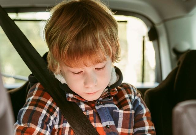 Seu filho fica ansioso antes de viajar? Veja dicas para lidar com a situação